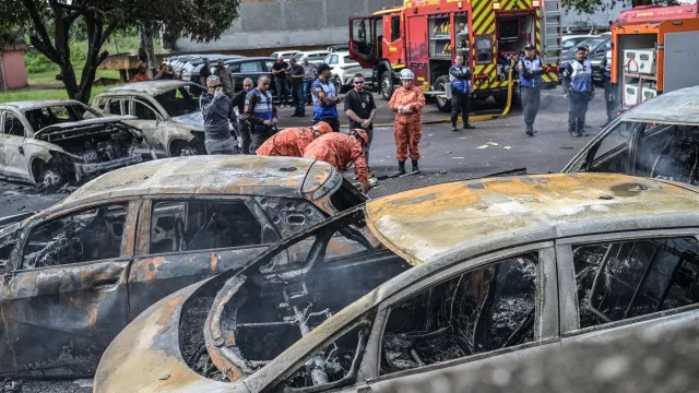 
                    Imagens mostram destruição causada por acidente com helicópteros no Rio
                