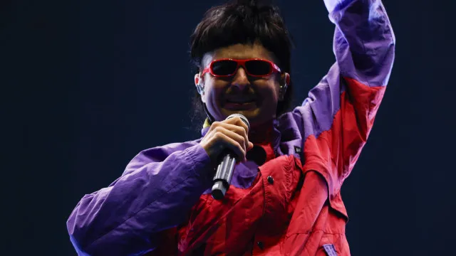 
                    Quem era Oliver Tree, cantor morto em acidente aéreo no Rio após shows no Brasil
                