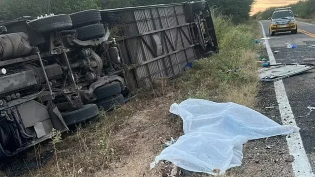 
                    Acidente com ônibus de time de basquete deixa 7 atletas mortos no CE
                