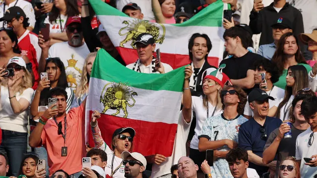 
                    Torcedores do Irã exibem bandeira política 'proibida' pela Fifa nos EUA
                