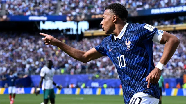 
                    Mbappé faz história e dá vitória a França frente ao Senegal na Copa
                