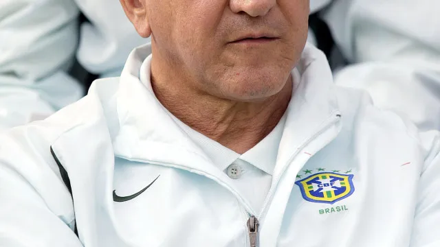 
                    Parreira, técnico do tetra da Seleção, é internado em hospital no RJ
                