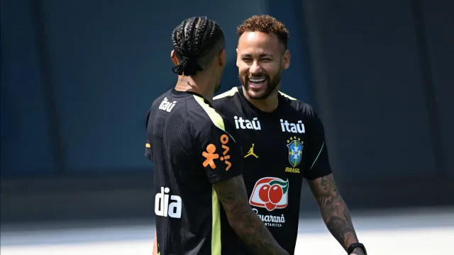 Neymar se junta ao grupo no penúltimo treino antes do duelo contra o Haiti