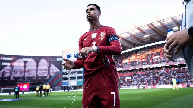 
                    Já viu Cristiano Ronaldo bebendo água desta forma peculiar? Veja o motivo
                