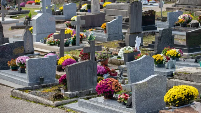 Filho morre ao cair dentro do túmulo do próprio pai em cemitério no ES