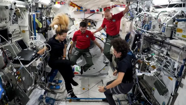 
                    NASA leva bola da Copa do Mundo ao Espaço; veja as imagens!
                