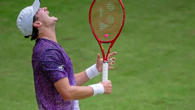 
                    João Fonseca começa mal na grama e vai cair no ranking da ATP
                