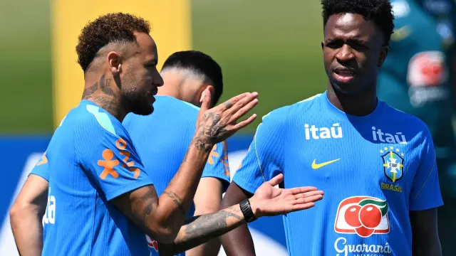 
                    Ancelotti poupa sete titulares em treino com Neymar à disposição
                