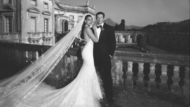 
                    Dua Lipa usou vestido de casamento da Chanel com 25 mil penas; veja detalhes
                