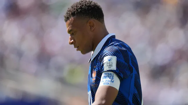 
                    Depois de chuva e pausa, França de Mbappé não dá chances ao Iraque
                