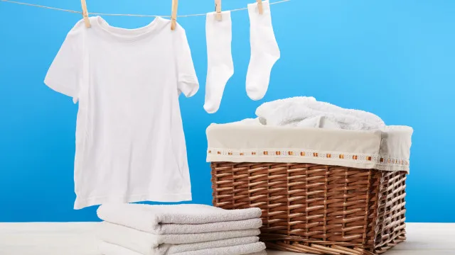 
                    Truque simples ajuda a deixar roupas brancas como novas
                
