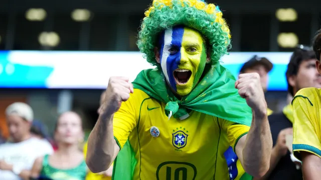 
                    Gritou muito no jogo? Veja dicas para torcer sem destruir a voz
                