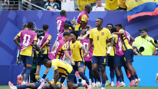 Equador vence Alemanha de virada e carimba vaga no mata-mata da Copa