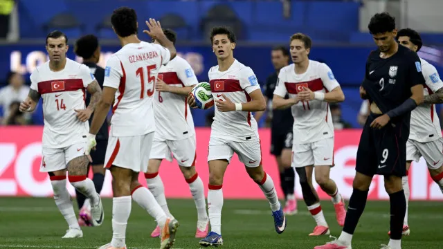 
                    Turquia vence EUA com gol no fim em jogão que 'não valia nada' na Copa
                