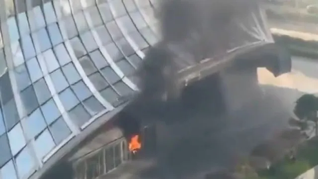 
                    Aeronave atinge o maior arranha-céus de Pequim
                