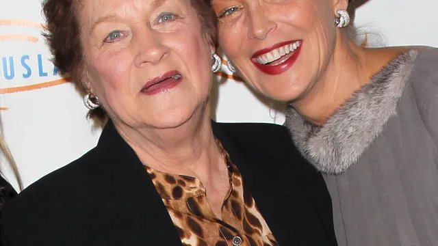 
                    Sharon Stone chora ao falar da morte da mãe: 