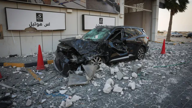 
                    Irã afirma ter atingido alvos ligados aos EUA, e Bahrein reporta ataque de drone
                