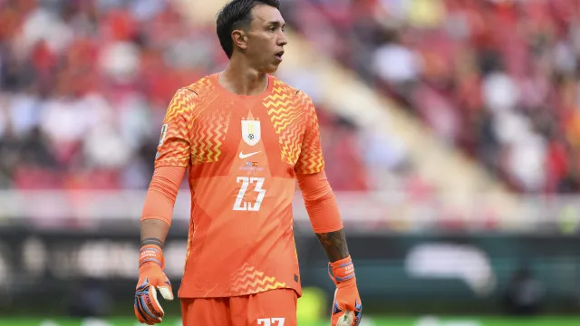 
                    Vilão do Uruguai na Copa, Muslera havia se aposentado da seleção em 2024
                