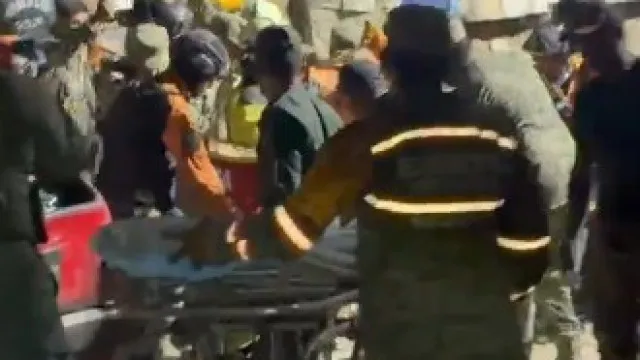
                    Menino de 11 anos encontrado vivo três dias após terremoto na Venezuela
                