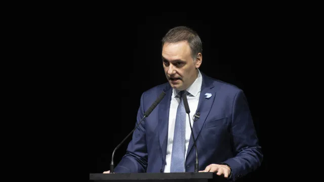 
                    Chefe de gabinete de Milei renuncia em meio a escândalo de corrupção
                