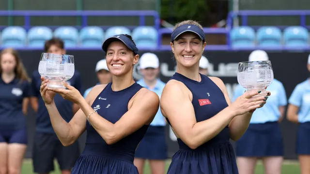 
                    Luisa Stefani conquista título de duplas em Eastbourne e mira Wimbledon
                