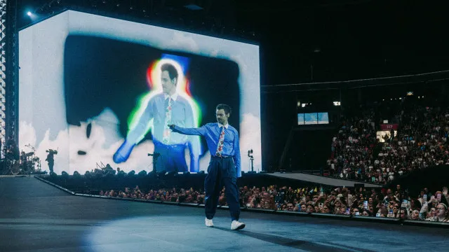 
                    Harry Styles cai no chão após se engasgar com água em show; veja o vídeo
                