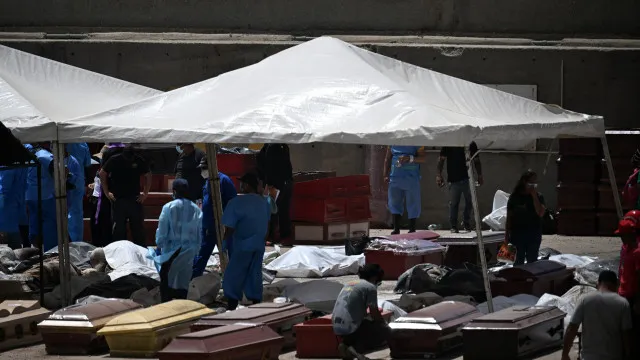 
                    Porto em La Guaira, na Venezuela, vira necrotério a céu aberto após terremotos
                