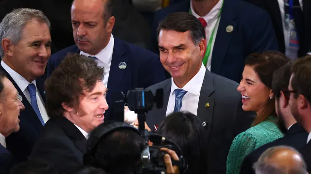 
                    Milei recebe Flávio e declara apoio à candidatura no Brasil
                