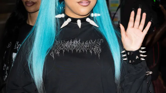 
                    Filha de Kim e Kanye, North West, exibe novos piercings nos lábios
                