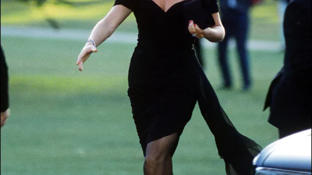 
                    Vestido da vingança de princesa Diana pode ser vendido por R$ 1,6 milhão
                