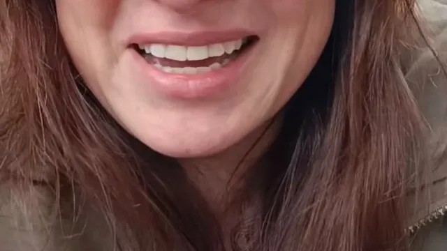 
                    Professora chora após aluno pôr vidro em seu copo: 