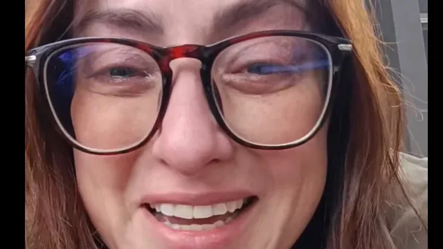 Professora chora após aluno pôr vidro em seu copo: “No limite”