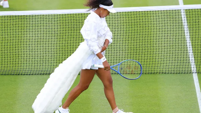 
                    Tenista Naomi Osaka vira ícone de moda ao desfilar looks assinados nas quadras
                