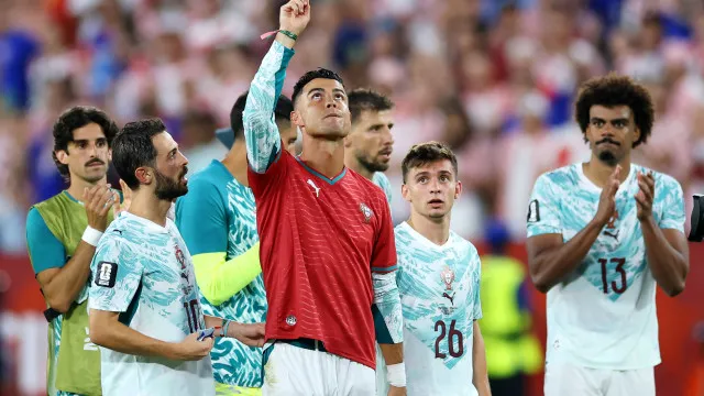 
                    Cristiano Ronaldo chora ao homenagear Diogo Jota após vitória de Portugal
                