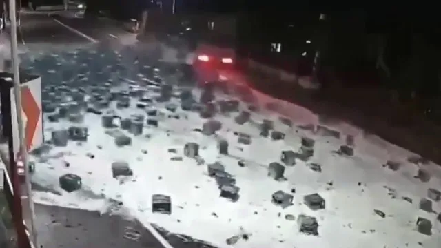 
                    Caminhão derruba 2 mil garrafas de cerveja e vídeo viraliza; veja
                