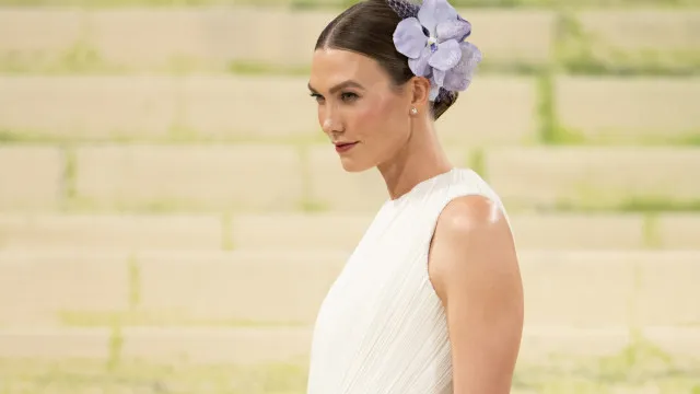 
                    Ex-melhor amiga de Taylor Swift, Karlie Kloss surpreende ao aparecer em seu casamento
                