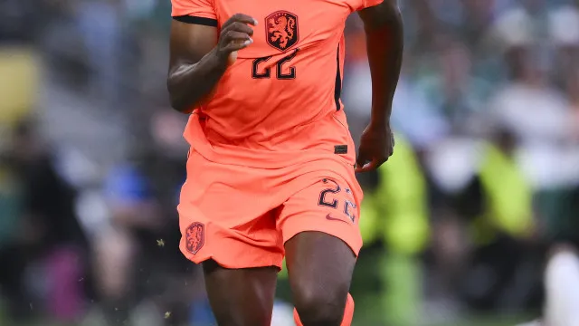 Real Madrid confirma a contratação de Dumfries, ex-Inter de Milão