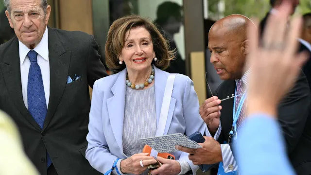 
                    Marido de Nancy Pelosi bate em carro e foge do local na Califórnia
                