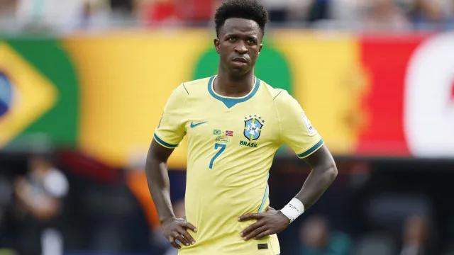 
                    Vini Jr explica por que não bateu pênalti decisivo: 'Ancelotti que escolhe'
                