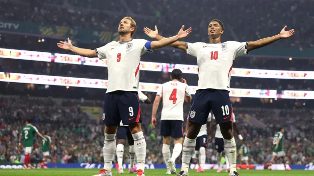 Inglaterra venceu o México por 3 a 2 no Estádio Azteca, eliminou os anfit