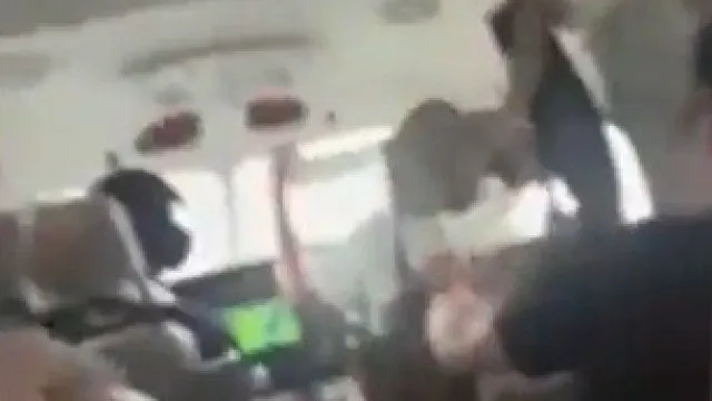 
                    Passageiros entram em desespero após aeronave 'pousar' em rio nos EUA
                