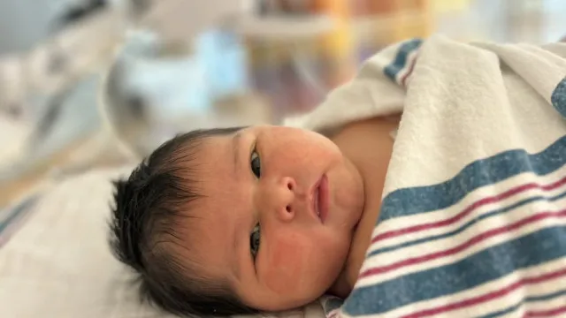 
                    Bebê nasce com mais de 6 kg e surpreende equipe médica 
                