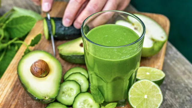 
                    Cardiologista revela as 5 bebidas saudáveis que evita ingerir
                