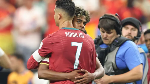 
                    As imagens do abraço de Lamine Yamal a Cristiano Ronaldo no fim do jogo
                