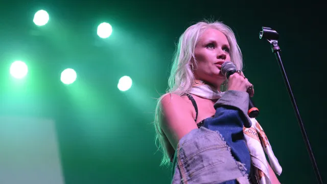 
                    Cantora Lauren Bennett, voz de 
