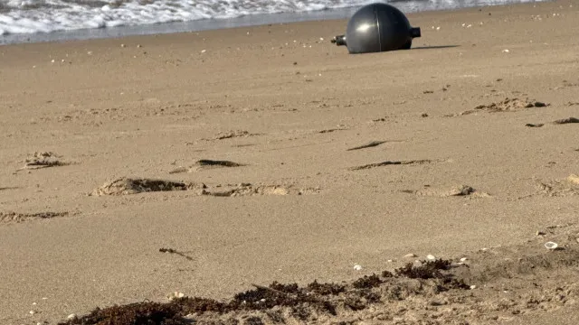 
                    Mistério das esferas metálicas em praia da Austrália ganha explicação
                