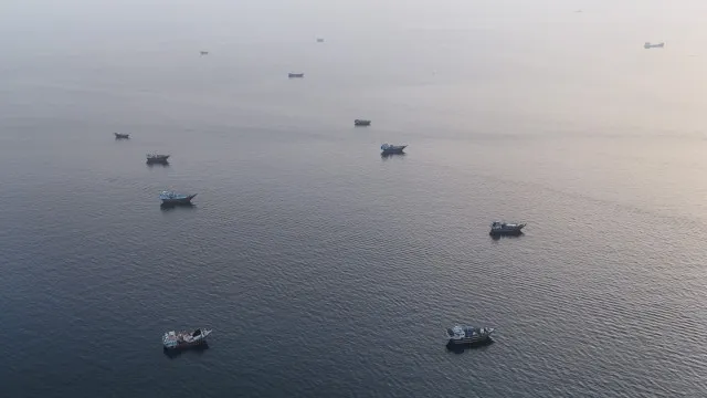 
                    EUA atacam Irã após ofensiva contra navios no Estreito de Ormuz
                