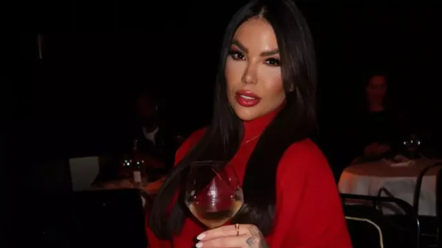 
                    Influenciadora brasileira morre após queda do 27º andar em Dubai
                