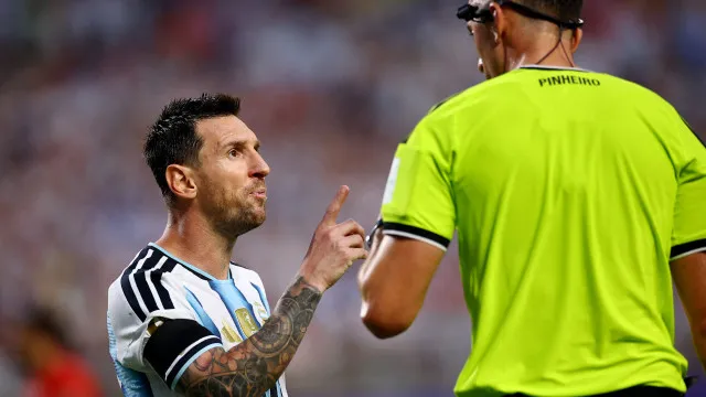 
                    Messi explode contra árbitro português; veja as fotos da discussão
                