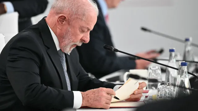 
                    Lula trata minerais críticos como novo pré-sal, e governo avalia entrada de BNDES e Petrobras em empresas do setor
                